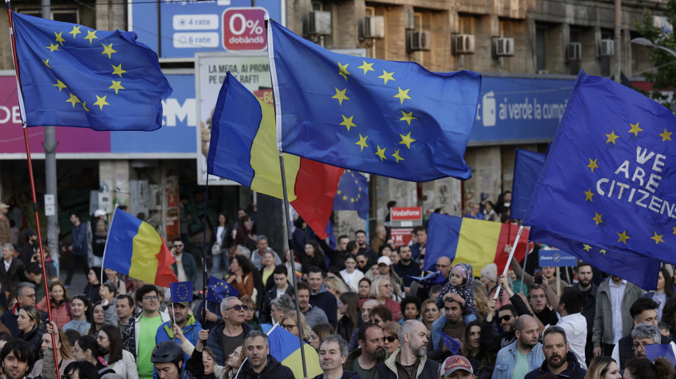 Romania, migliaia in piazza per la Ue e contro Simion
