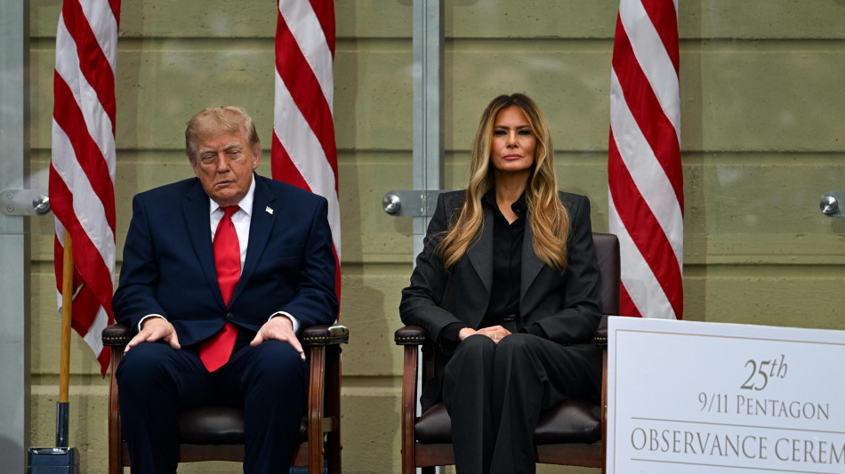 Trump si appisola al Pentagono alla cerimonia per l'11 Settembre, virale sui social