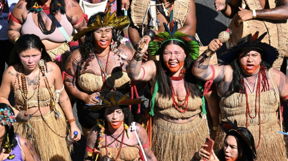 Miles de mujeres ind&iacute;genas marchan en Brasilia contra l&iacute;mites sobre sus tierras