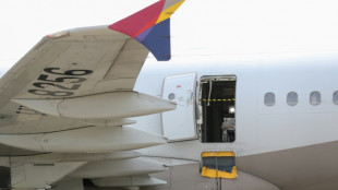 Un pasajero abre la puerta de un avi&oacute;n de Asiana en pleno vuelo