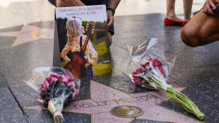Dolly Parton ha nuova stella sull'Hollywood Walk of Fame, vandalizzata la precedente