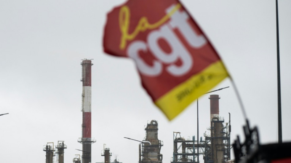 Retraites: la CGT P&eacute;trole appelle &agrave; la mobilisation, le gouvernement demande &agrave; ne pas "p&eacute;naliser les Fran&ccedil;ais"