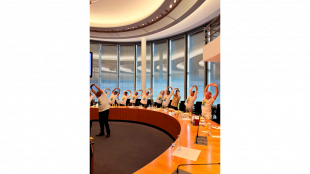 Ein Om im Bundestag: Yogapremiere im Ausschusssaal des Paul-L&ouml;be-Hauses